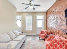 Tower Grove Two-Story Cozy Unit for Groups STL side a, caba&ntilde;a o casa de campo en Tower Grove