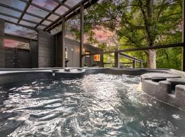 Couples Retreat: King Bed:Hot tub:Firepit & More, casa de campo em Blue Ridge