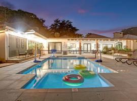 Unique 8-BR Recreational Family Estate Heated Pool, holiday home in Davie