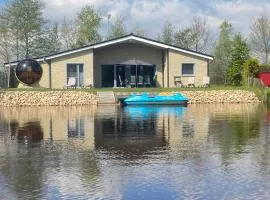 Ferienhaus am See mit Panorama Außensauna, hauseigenem Tretboot uvm.