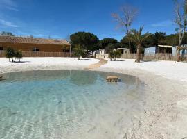 Bungalow de 3 chambres a Vendres a 500 m de la plage avec piscine partagee jardin amenage et wifi，旺德雷港的度假屋