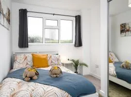 Modern 3 Bed House-Free Parking