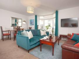 2 Central, spacious, apartment with private patio, hotell sihtkohas Sidmouth