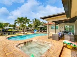 Waterfront Fort Myers Home Private Pool and Dock, basseiniga hotell Fort Myersis