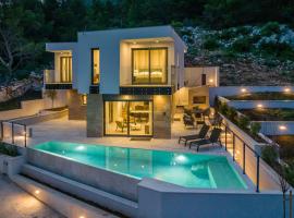 Beachfront Luxury Villa Luce, featuring a heated pool, fitness area, and sauna, hotel a Potomje