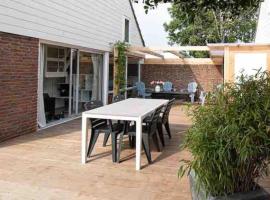 Cosy bungalow with private garden, hotel in Noordwijkerhout