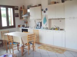2 bedrooms apartement with balcony and wifi at Nughedu Santa Vittoria，Nughedu Santa Vittoria的有停車位的飯店