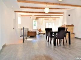 Agréable maison de village, hotel v destinaci Laudun