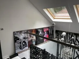 Artsy Retreat - Sleeps 6 Free Parking & Balcony