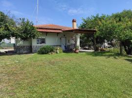 Summer House 150m from the beach for 5 persons., hotel with parking in Sozopoli