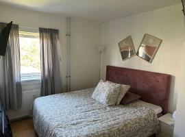 Cozy Bedroom in Elegant Apartment, hotel con estacionamiento en Søborg