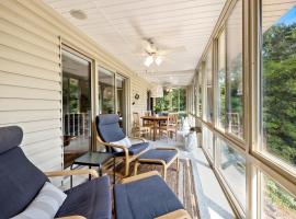 Waters Edge Direct Lake Access, מלון בBella Vista