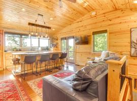 Mountain Home Cabin Rental with Fire Pit!, loma-asunto kohteessa Mountain Home