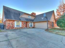 Entire 3 bedroom with a pool, hytte i Tulsa