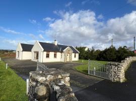 Modern home with sea views, hotel a Spiddal