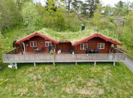 Traditional Norwegian log cabin with sauna by the sea, casa de temporada em Tornes