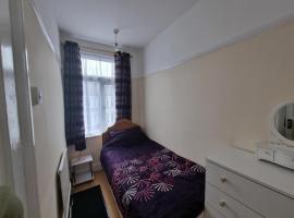 Single Room near Ilford London Train Station, hotel em Ilford