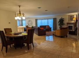 Spacious House in Fort Lauderdale - Minutes from Beach, hotel in Fort Lauderdale