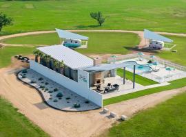 Blue Skies Retro Resort Pool-Fireplace, campingplads i Fredericksburg