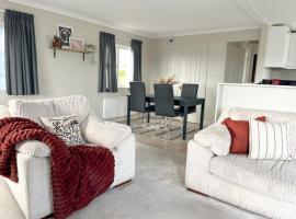 Serenity Lodge, Riverside with Free Parking, hotel en Christchurch
