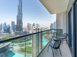 Downtown Luxury - Stunning Burj Khalifa View - 5 Minutes Walk to Dubai Mall