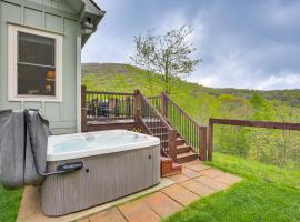 Pet-Friendly Boone Cabin with Mtn Views and Hot Tub!, hytte i Boone