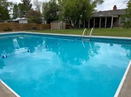 Waterside Retreat-Poolside Oasis Hot Tub and More, villa i Pueblo
