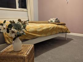 Double bedroom & sitting room in the South Downs, pet-friendly hotel in Liphook