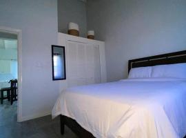 2 Bedroom 2 Bath Vacation Home Clarke Residential, hotel i Saint Johnʼs