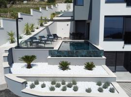 Spectacular villa X with heated pool overlooking Split and sea, khách sạn ở Podstrana