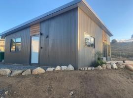 #4 Brand new modern Eco cabin with fantastic views, hotel in Jindabyne