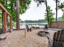 Montgomery Home with Pond Access, Fire Pit and More!, hotel v destinaci Montgomery