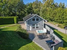 Spa cabin with jacuzzi and firewood sauna