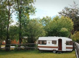 WOODMOOD Caravan Experience، مكان تخييم فخم في Leuk