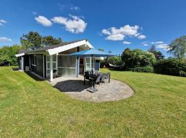 Holiday house by a fantastic beach and free WiFi, cottage in Slagelse
