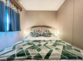 Beautiful Three Bedroom Caravan, luksusleirintäpaikka kohteessa Pagham