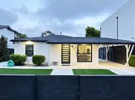 Modern Studio Stylish &Cozy Back Unit