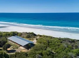 Rustic by the sea ~ a timeless holiday retreat!