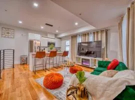 Modern & Colorful ~ 5* Location