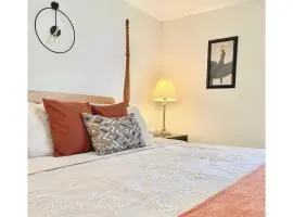 Cozy Villa 3 mins to Mohegan- Fully Stocked with King Bed & Fireplace- Jacuzzi, Saltwater Pools, Sauna