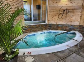 Cozy Villa 3 mins to Mohegan- Fully Stocked with King Bed & Fireplace- Jacuzzi, Saltwater Pools, Sauna, hotel com piscinas em Norwich