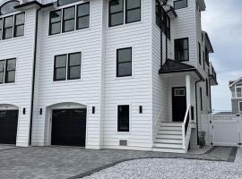 Brand New Construction For 2024! 5 Bedroom Townhome!, готель з парковкою у місті Spray Beach
