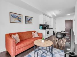 Downtown Condo - Free Parking/Self Check-in, hotel em Toronto