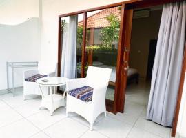 Suite 5 at TWIN GUEST HOUSE at Batu Belig, hotel with parking in Badung