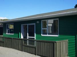 The Green Guesthouse - beautiful semi rural family unit, B&B i Lower Hutt