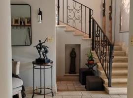 Mediterranean Villa, hotel v destinaci Heredia