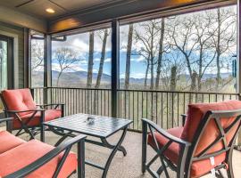 Stylish Mountain Home with Views about 2 Mi to Downtown, cottage in Black Mountain