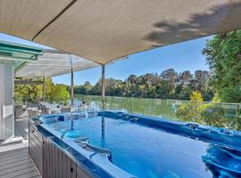 Absolute River Front House, hotel in Old Bar