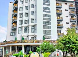 The Palms Hotel, hotel in Ấp Bình Hưng
