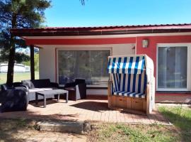 Bungalow on the lagoon with terrace relaxation, villa em Kamminke